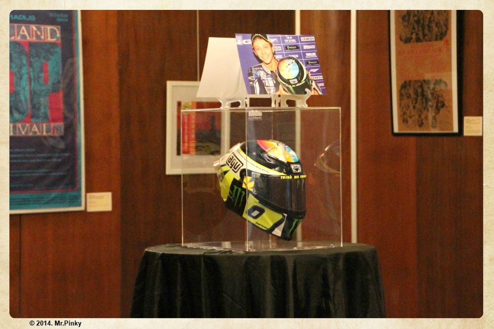 il casco di Valentino Rossi con dedica a Simoncelli (WYWH)