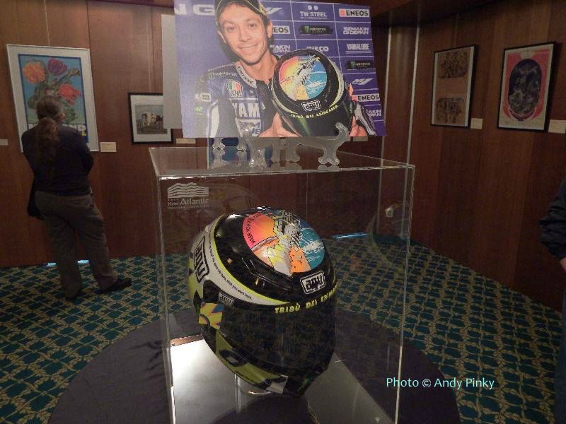 il casco di Valentino Rossi dedicato a Simoncelli (WYWH)